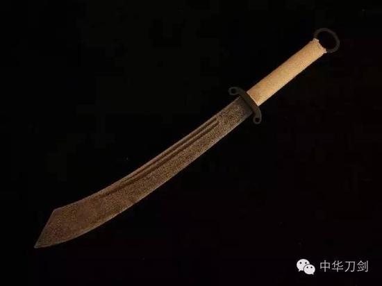 带一把开刃的武士刀上警察局备案