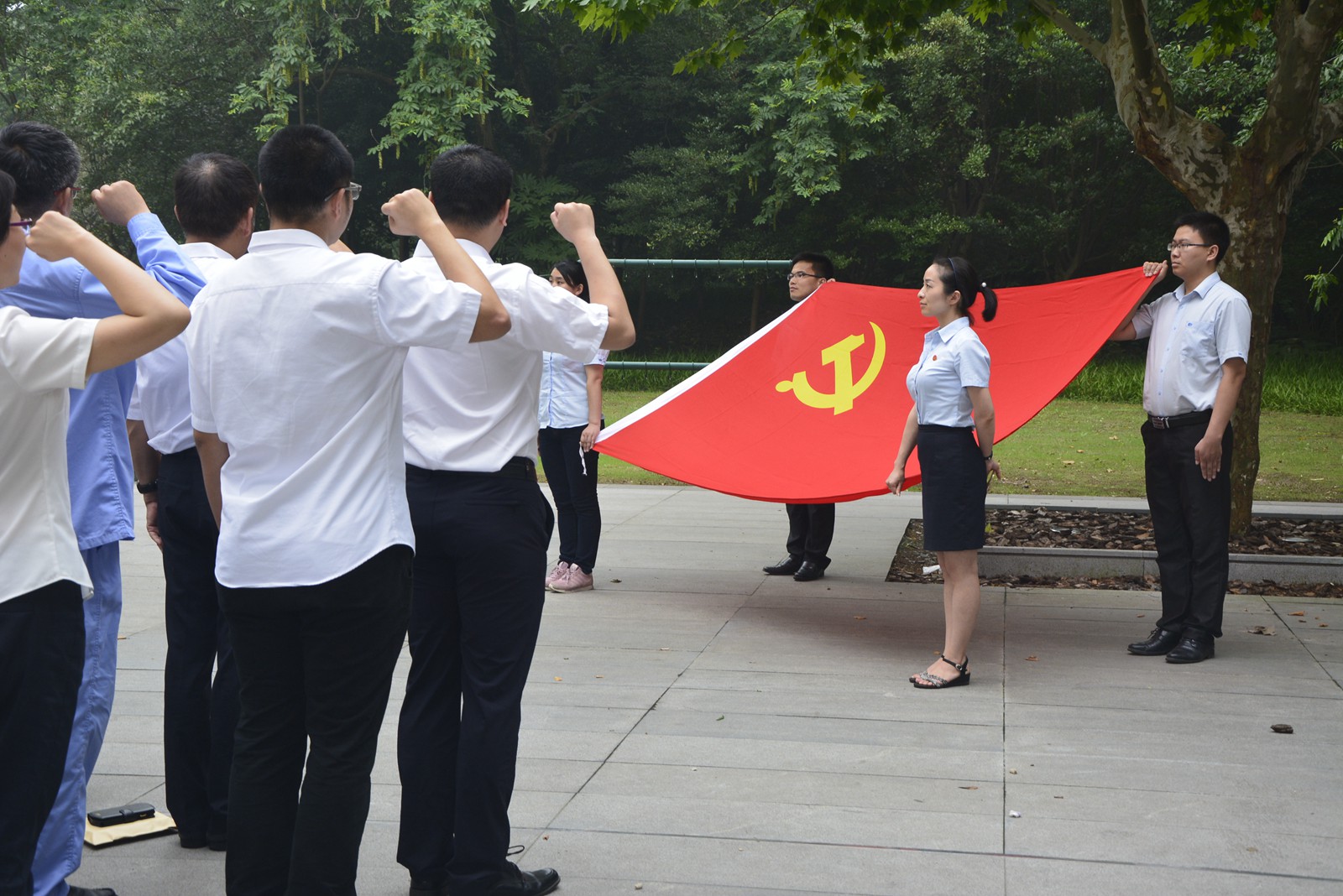 党员干部因私出国登记备案