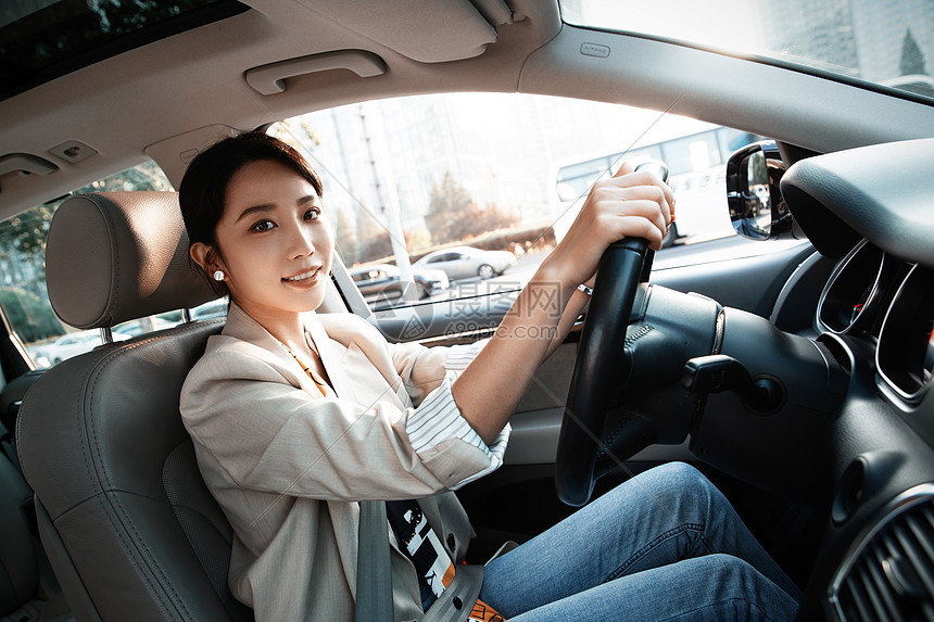 开车撞人后人离开了报警备案