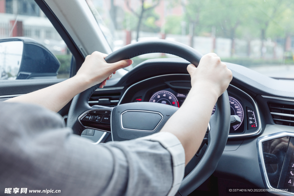 开车撞人后人离开了报警备案